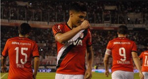 Con quince minutos de Aimar, el Millonario venció al Canalla por 2-0, gracias a un golazo de Teo Gutiérrez y una carambola de Mayada