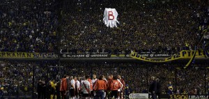 El dron con el fantasma de la "B" irrumpió mientras el partido estaba suspendido.