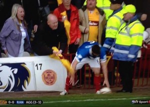 Un hincha del Motherwell le pegó en la cara con una bandera a un jugador del Rangers