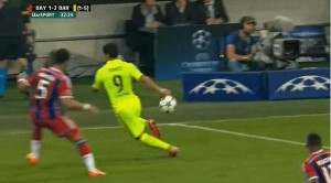 La espectacular jugada individual que hizo Luis Suárez sobre Mehdi Benatia.