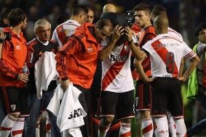 Vergüenza: la violencia le ganó al fútbol en el Superclásico del fútbol argentino entre Boca Juniors y River Plate en la Copa Libertadores