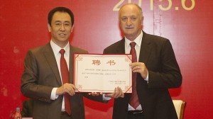 Scolari es presentado en China como nuevo entrenador del Guangzhou Evergrande.