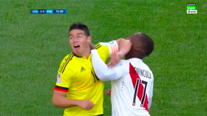 Advincula, ¿a qué sabe el codo de James? Duro codazo del colombiano.