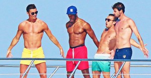 Cristiano Ronaldo viajó a saint tropez en francia en compañía de sus amigos