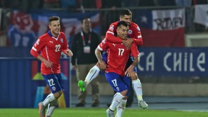 Gary Medel celebra su gol con sus compañeros