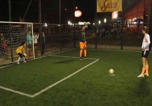 fail de arquera en cancha de f5 en tucuman con el relato de fondo del penal atajado por Marcelo Barovero a Emmanuel Gigliotti por la Copa Sudamericana.