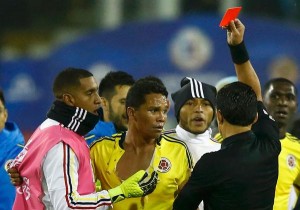MAMÁ DE BACCA: “REGAÑÉ A CARLOS POR SU ACTITUD, PERO QUERÍA QUITARME EL TACÓN PARA PEGARLE A NEYMAR”