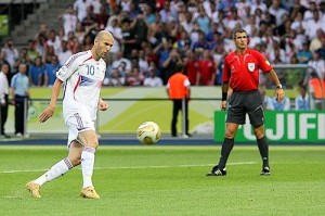 Zidane sorprendió a todos lanzándolo a lo Panenka. El balón, tras pegar en el travesaño, botó con suspense dentro de la meta de Buffon. Golazo.