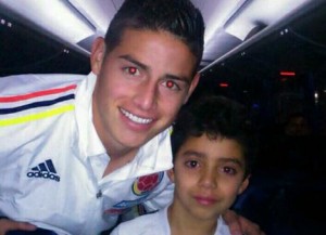 James Rodríguez hizo subir al micro de Colombia a un niño chileno y se sacó una foto junto a él. ¡Aplausos!