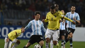 Messi buscí a cardona en el camerino para darle su camiseta