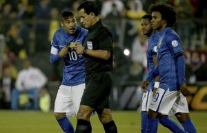 "El Tribunal de Disciplina (de la Conmebol) suspendió provisionalmente al delantero por una fecha. Se abrirá un expediente en el que la CBF (Confederación Brasileña de Fútbol) tendrá 24 horas para alegar. Mañana (viernes) se resolverá el fallo definitivo", i