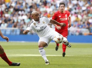 En el 'Corazón Classic Match' entre las Leyendas del Real Madrid y las del Liverpool jugado en el Santiago Bernabéu, Roberto Carlos se dejó ver con cambio de frente exquisito que no nos casamos de ver.