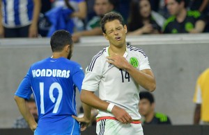Chicharito se lesiona