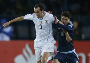 Godin marcando a Messi