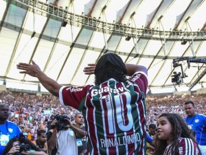 Ronaldinho es presentado en el Maracaná como nuevo jugador del Fluminense