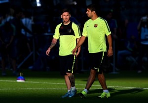 Suárez y Messi entrenando