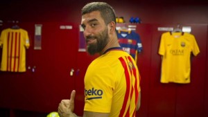 Arda turan ya se puso la camiseta del FC Barcelona
