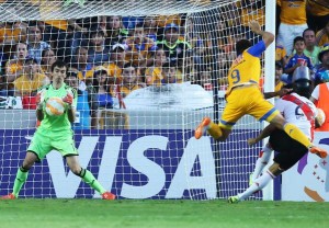 Damm queda mano a mano con Barovero, lo elude pero se abre mucho y Vangioni salva el centro