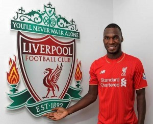 El delantero belga Christian Benteke fue presentado como nuevo jugador de Liverpool.