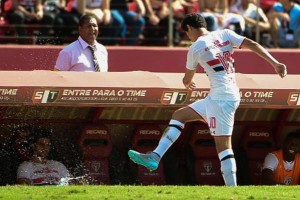 En el triunfo del Sao Paulo ante el Coritiba por 3 a 1, el mediocampista Paulo Ganso no soportó que Osorio lo saque y lo ignoró por completo.