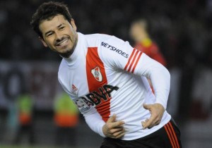 River derrotó a Guaraní 2-0 en la ida de las semis de la Libertadores, con un tanto de Mercado y un golazo de Mora