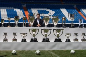 Iker casillas posó con los 19 trofeos que ganó en sus 16 temporadas en el club merengue