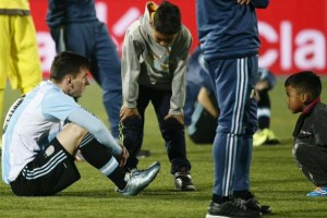 Los niños que consolaron a Messi eran familiares de Aranguiz