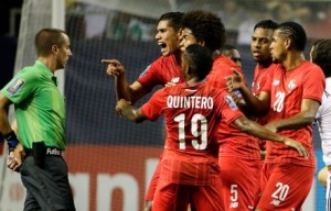 Con regalos arbitrales, México vence a Panamá y pasa a la final de la Copa Oro