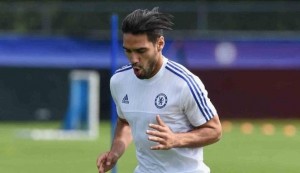 Radamel Falcao con la camista del chelsea