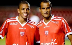 Rivaldo y su hijo Rivaldinho ambos anotaron en la victoria 3-1 del Mogi Mirim vs Macaé (ronda 13 Serie B).