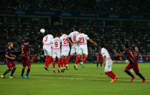 Messi cobrando tiro libre ante Sevilla