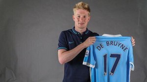 Kevin De Bruyne fue presentado oficialmente como nuevo jugador del Manchester City.