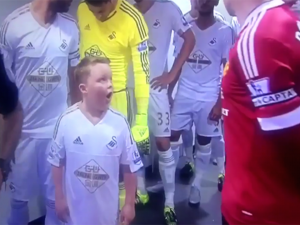 EL VIDEO DEL FIN DE SEMANA | La reaccion del niño mascota del Swansea al ver que tenia al lado a Rooney. Espectacular