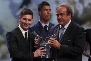 La cara de Cristiano Ronaldo cuando le entregaron el premio a Leo Messi...