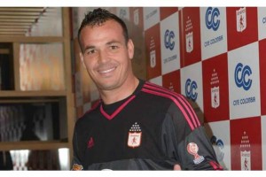 El portero uruguayo Alexis Viera, ídolo del América de Cali que juega en el Dépor de la Segunda división del fútbol Colombiano, fue herido por un disparo de bala en la ciudad de Cali, luego de ser asaltado por dos personas cuando iba en compañía de su esposa.