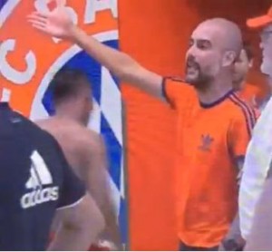 Guardiola anda descontrolado, ahora se agarro con De Jong en el túnel, los tuvieron que apartar.