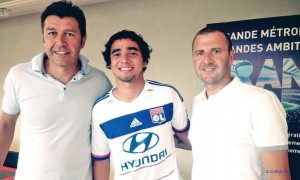 El lateral brasileño Rafael da Silva es nuevo jugador del Olympique Lyon de Francia.