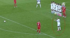 Jugador le manda 'malas vibras' a Bale para evitar gol