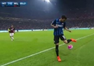 Alex Telles se lució ayer antes de sacar de banda en el triunfo del Inter sobre el Milan.