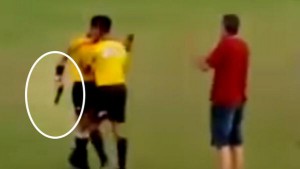 Un árbitro en Brasil sacó una pistola en pleno partido