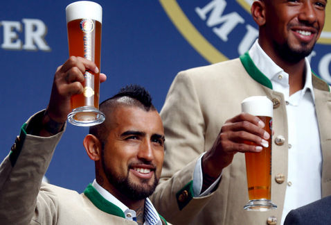 arturo-vidal-tomando-cerveza-chile-bayern-munich.jpg