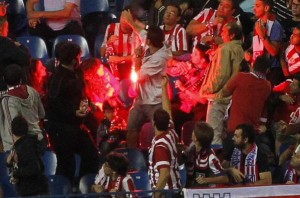bengalas tiradas por los aficionados del Benfica,