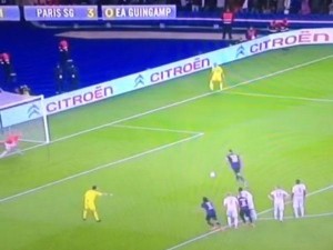 Cavani fue el protagonista de un blooper tras error en el penal de Ibrahimovic