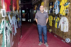 Le robaron al Chicho Serna: se llevaron camisetas y botines de su museo personal