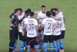 Douglas, jugador del #Gremio se orina en la cancha