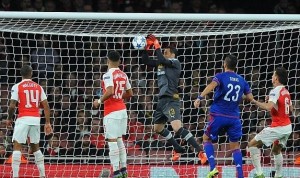 Error de David Ospina con el Arsenal en Champions