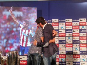 Emotivo abrazo de despedida con uno de sus mejores amigos, Koke, para el que Raúl era "como un hermano".