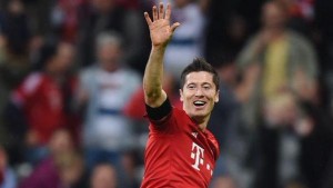 Lewandowski metió cinco goles y se quedó con varios récords