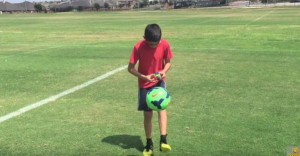 Niño de 11 años sorprendió armando un cubo Rubik y dominando un balón a la vez