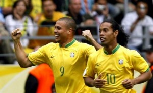 Ronaldinho Gaúcho junto a Ronaldo en un partido de la selección brasileña de fútbol